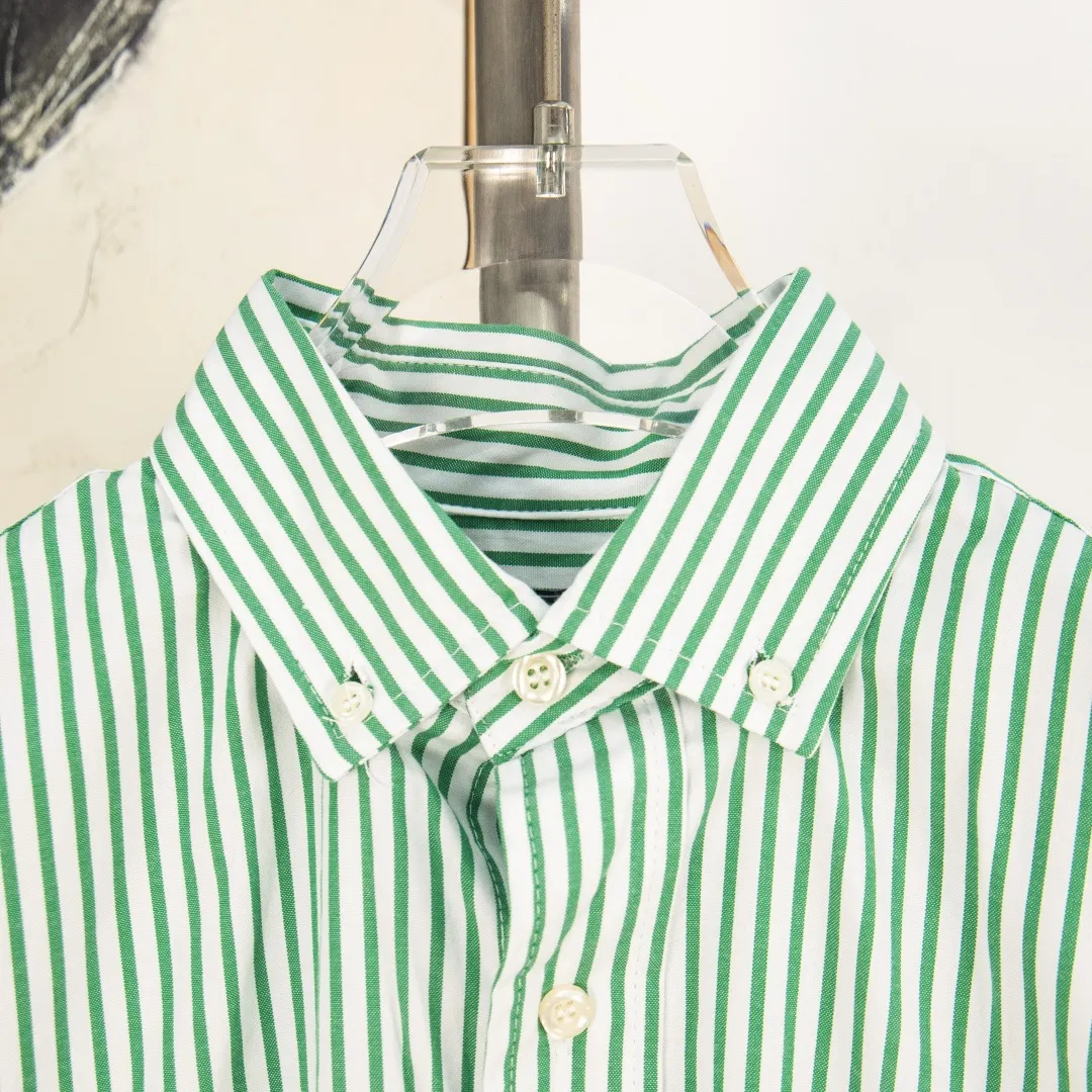 P290 zp version [Exclusive supply] Ralph Lauren/Ralph Lauren 2025SS new old-money style cotton poplin large and small striped long-sleeved casual shirt, 100% restored workmanship, embedded seams and clean edges, curved triangular bifurcation ✅100% cotton poplin, smooth feel, pre-car wash treatment, tighter yarn ✅Custom-dyed original pearlescent white bottom buttons, large and small partitions, vertical eyelets✅Special shaped chiffon foil included in the collar door tube Not easy to deform and pull ✅ RL three-color large and small vertical striped shirt. Extraordinary isometric. Cleverly matched stripes. Multiple wear to inspire self-expression. Relaxed layering to play with the look of the four seasons. Color: Red, Blue, Green Size: S M L XL Number: WW10964